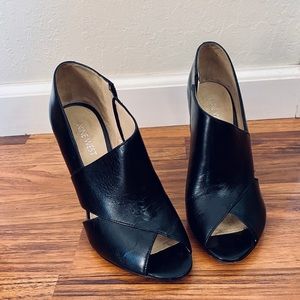 Nine West women’s black leather peep-toe heels